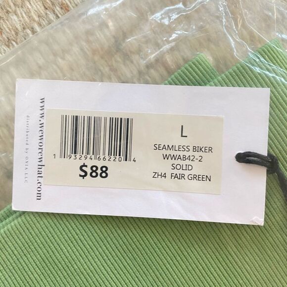 WeWoreWhat Solid Seamless Biker Shorts Fair Green Size Large NWT - Picture 5 of 5